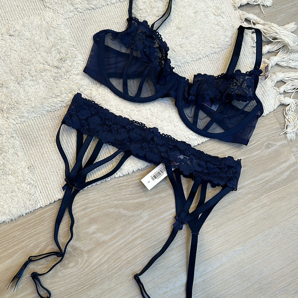 BRAND NEW ADORE ME LACIE UNLINED Bra and garter set size 34C